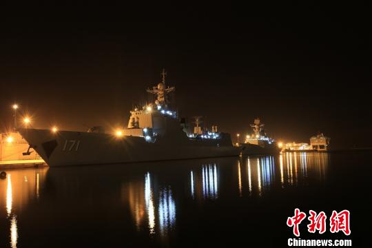 舰艇停靠在拉古莱特港口。　刘鑫 摄