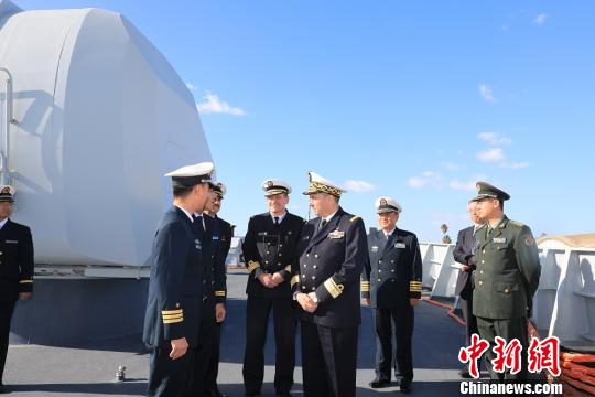 突尼斯海军参谋长阿塔拉赫准将参观舰艇。　刘鑫 摄