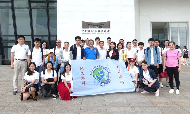  部分授课老师及营员在中国（海南）南海博物馆门前合影