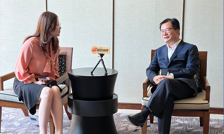 中国南海研究院院长王胜在接受了海南广电融媒体中心“视听海南”频道的专访