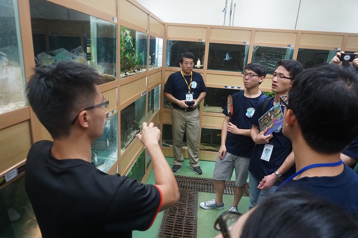 台湾海洋大学水产养殖学系学生为营员讲解海洋渔业养殖相关知识