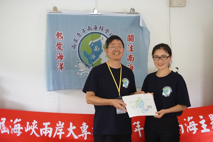 宋燕辉教授为大陆营员颁发研习营结业证书