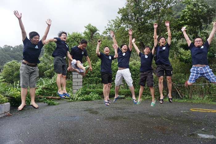 闭营仪式结束后宋燕辉教授与部分营员台风中合影