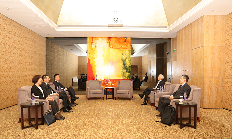 吴士存院长与国家海洋局局长王宏在会前进行了简短的会面