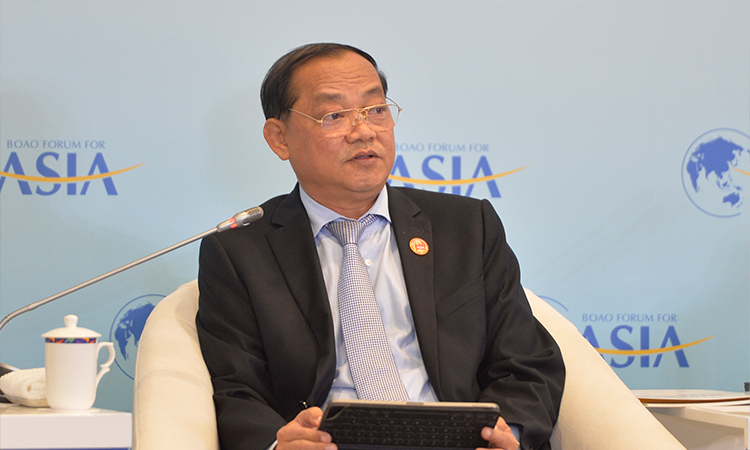 柬埔寨环境部国务秘书范恩·莫尼纳斯在开门会上发言